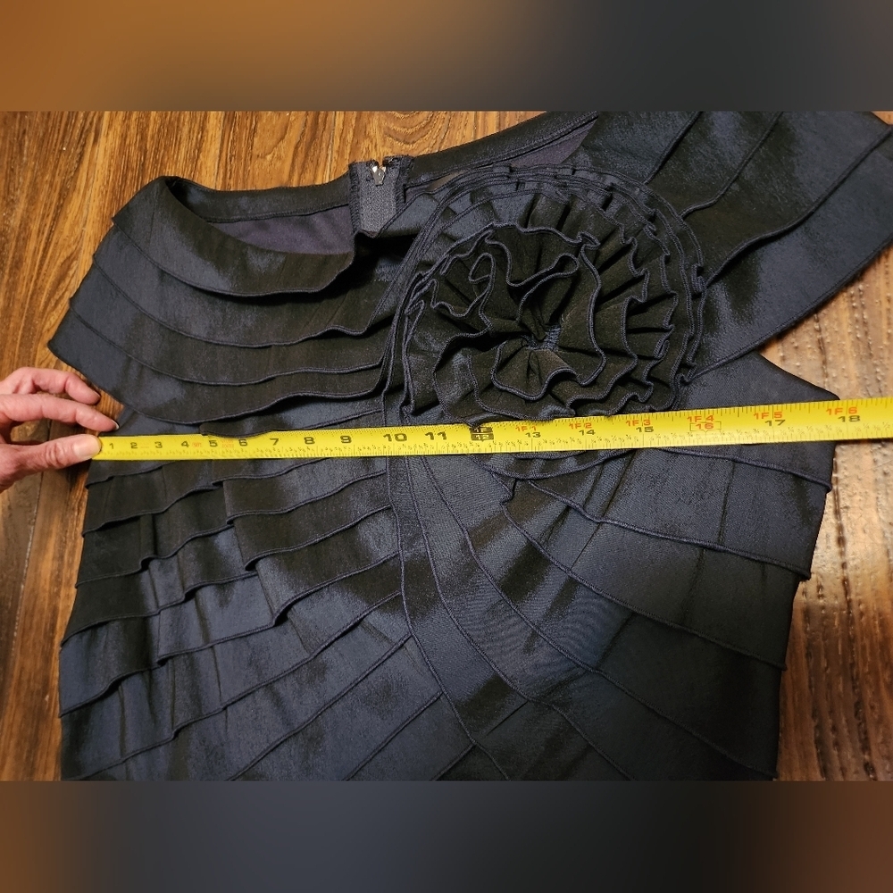 Tadashi Shoji Romantic Dark Blue Tiered Rosette Gown Formal Dress Sz 10 Like New - Picture 10 of 15
